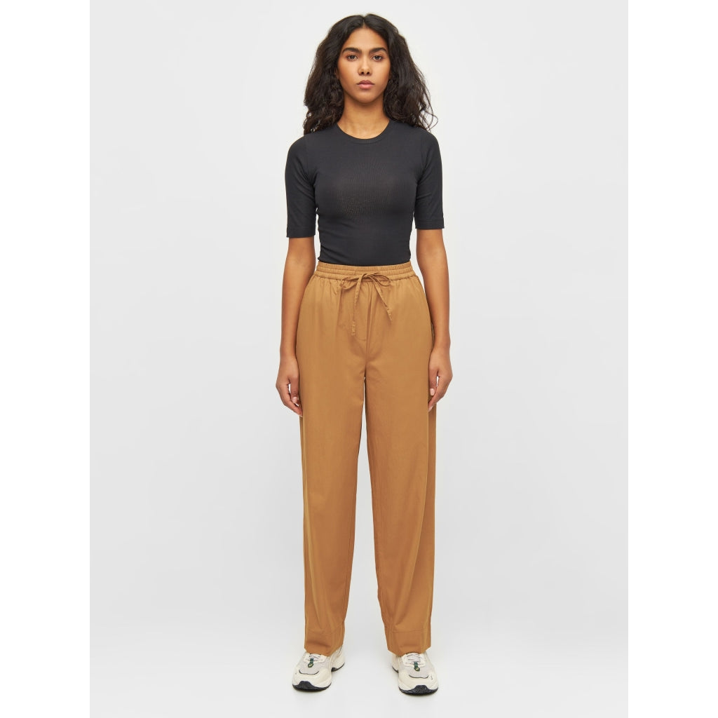 CHLOE Barrel High-Rise Poplin Elastic Waistband Pants - Brown Sugar