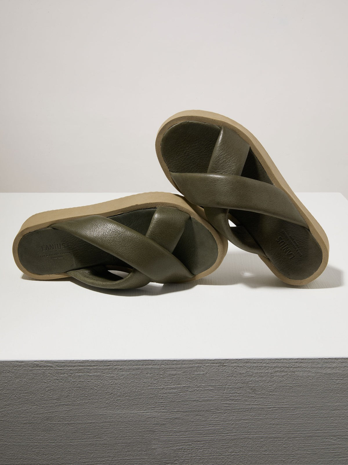 PLATEAU PANTOLETTE made of vegetable tanned leather - Tea Leaf