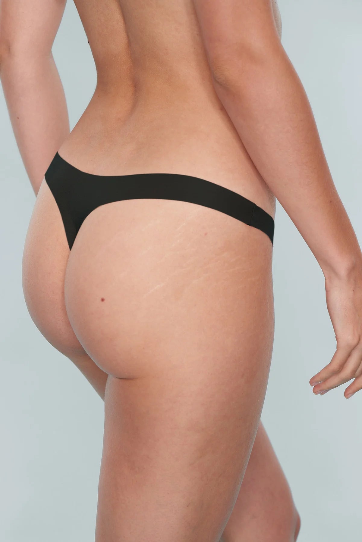 SEAMLESS TANGA - NOIR