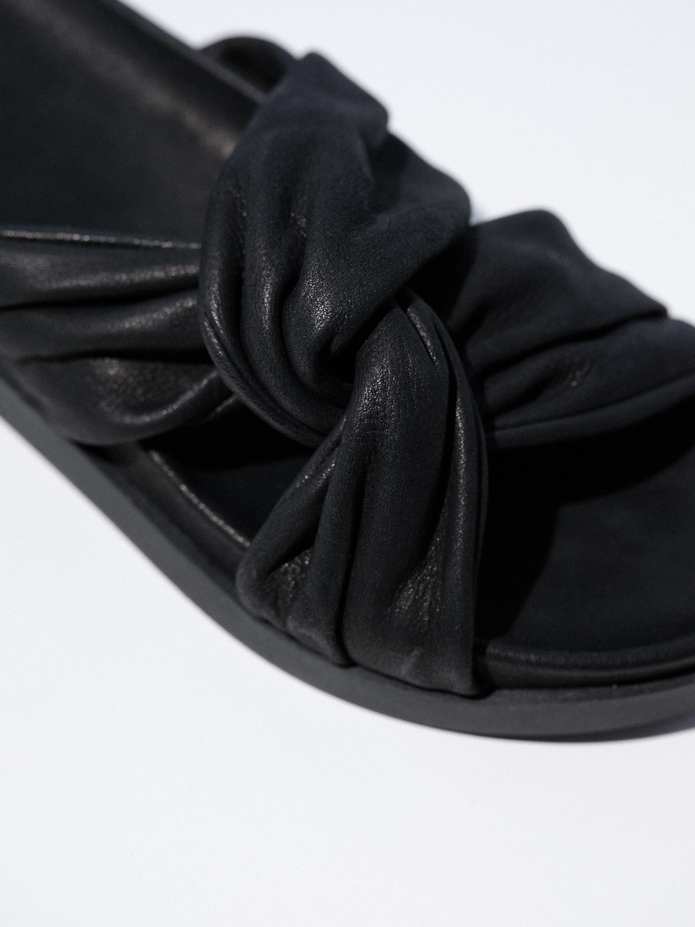 KNOT LEATHER SANDAL - black