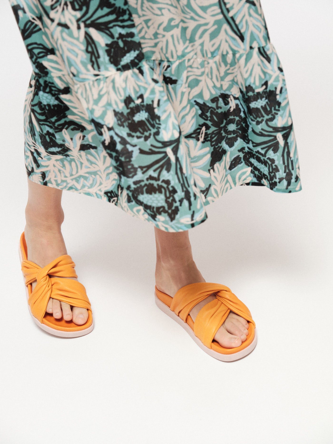 KNOT LEATHER SANDAL - mango