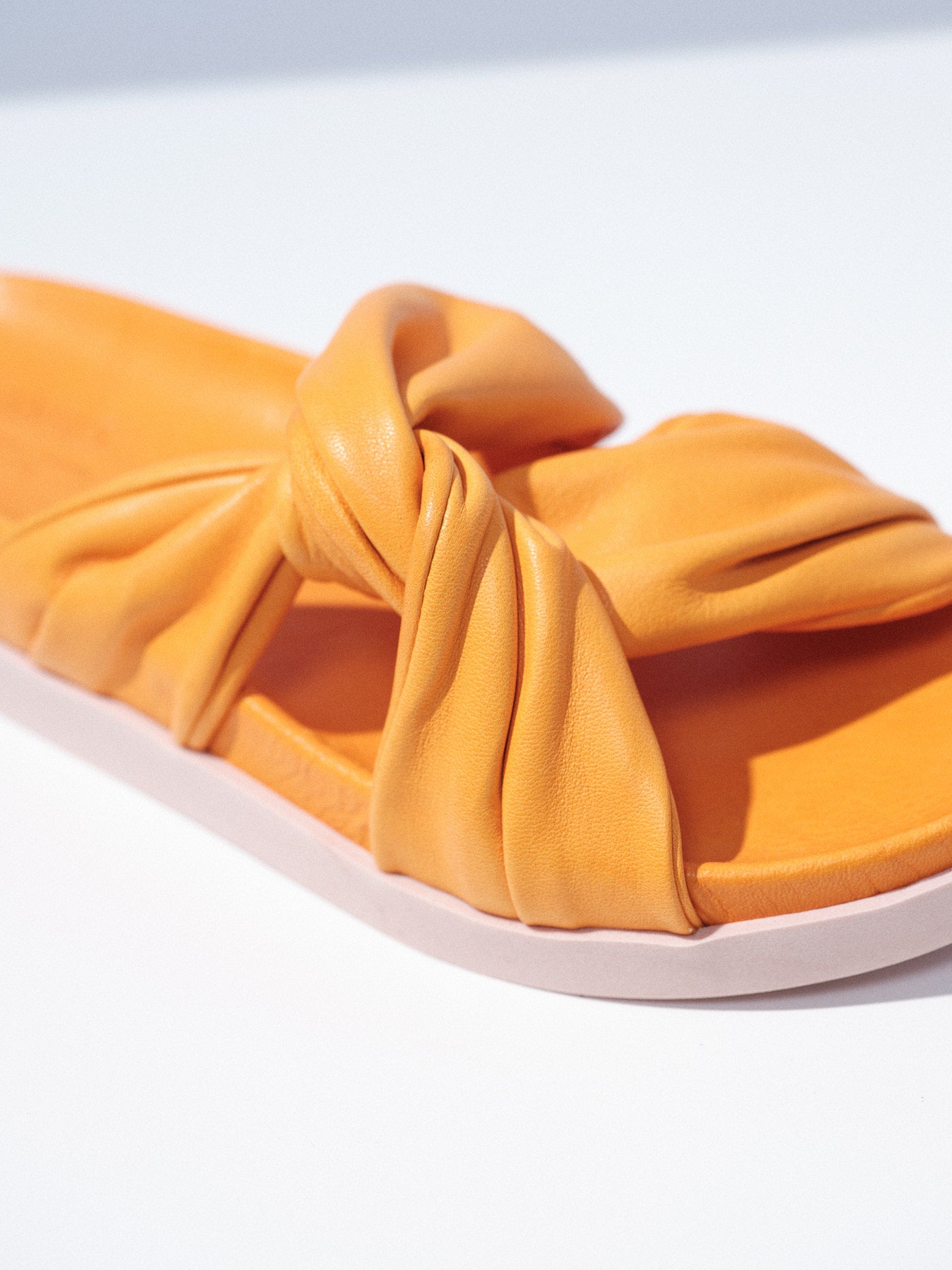 KNOT LEATHER SANDAL - mango