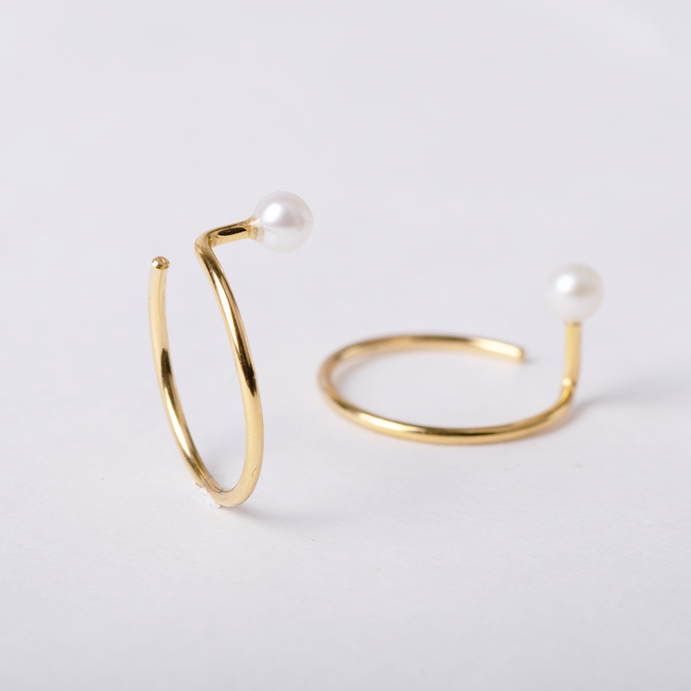 Pluto Pearl Earring - gold plated with light pearl