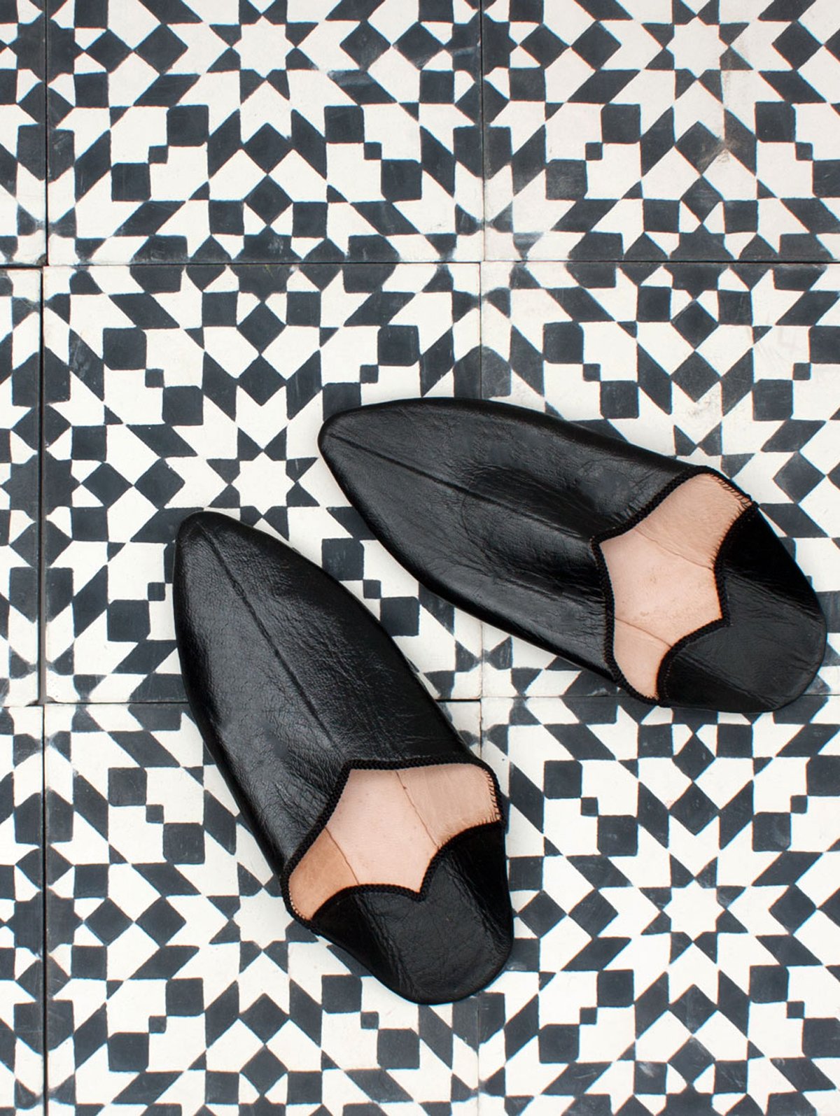 MOROCCAN POINTED BABOUCHE SLIPPERS - BLACK