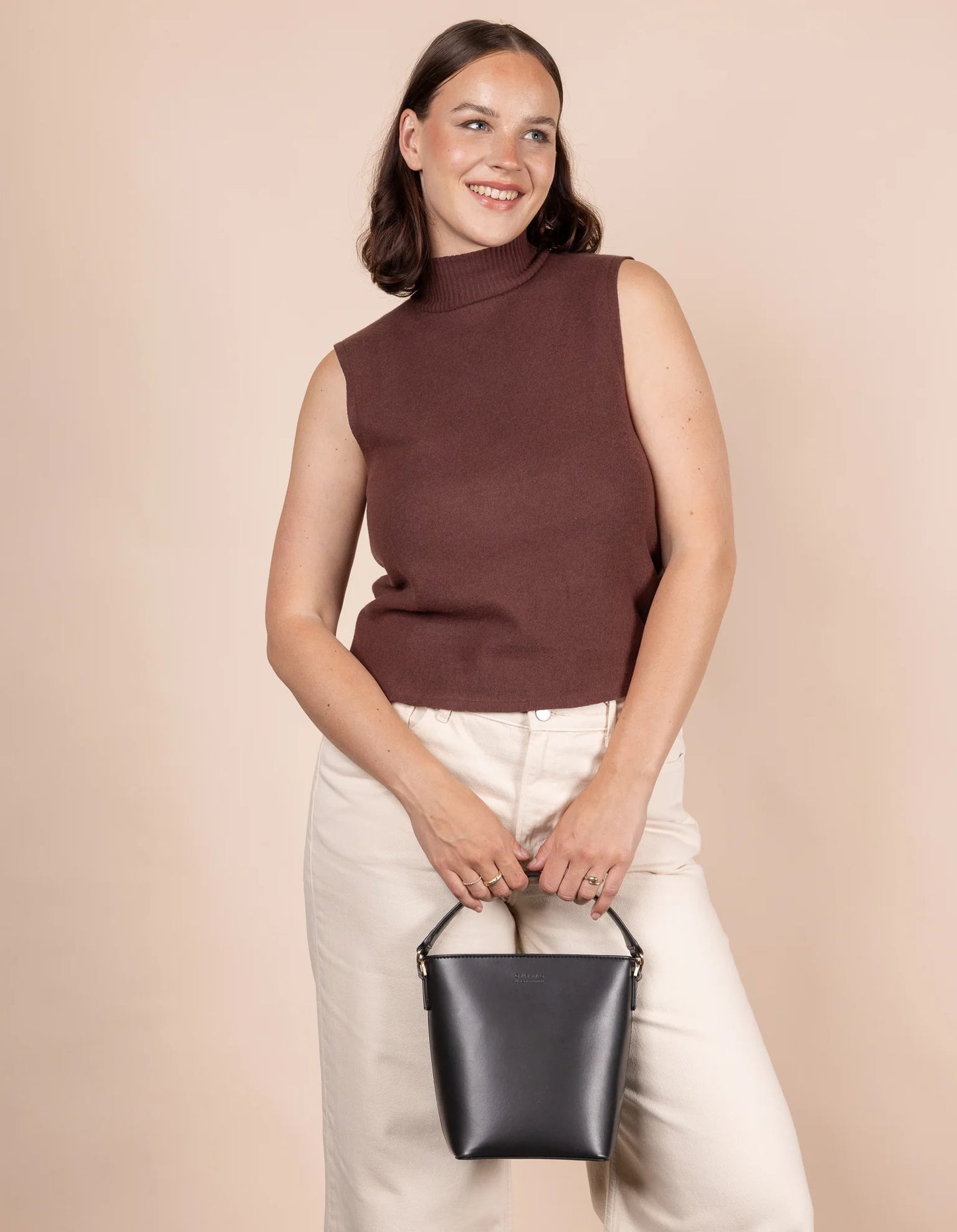 Bobbi Bucket Bag Midi - Black - Vegan Uppeal™
