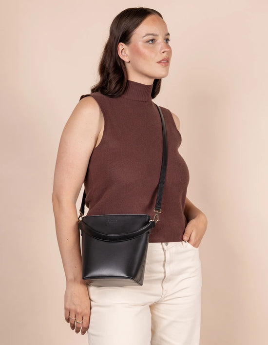 Bobbi Bucket Bag Midi - Black - Vegan Uppeal™