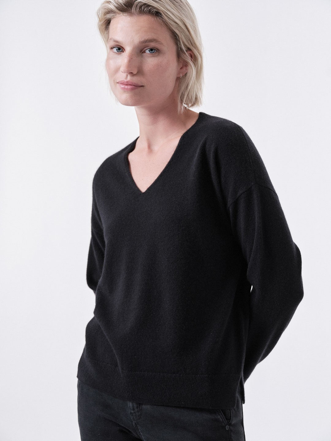 V-NECK SWEATER - Black